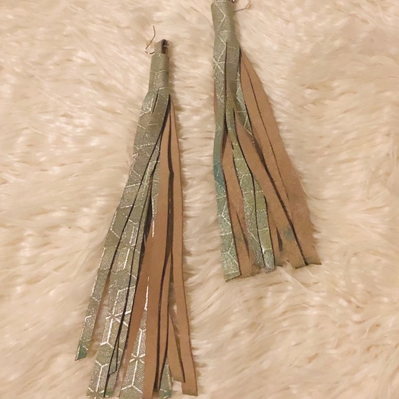 Mint leather fringe tassel earrings - Picture 3 of 6